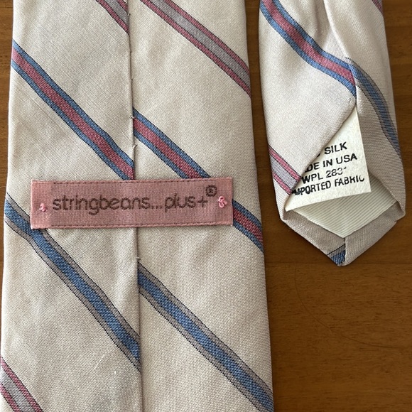 Stringbeans Plus Skinny tie 100% silk Made in USA Cream with red and blue strips - Picture 3 of 4